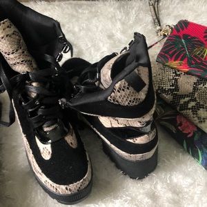 BNWT. Commando Chunky Snake Print Boots